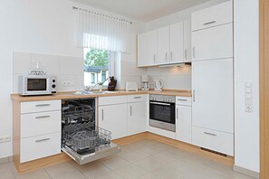 Kühlschrank, Mikrowelle, Ofen, Geschirrspüler