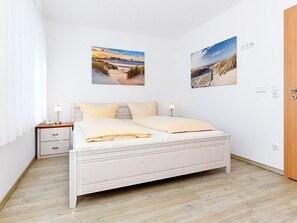 3 quartos, escrivaninha, berço de viagem