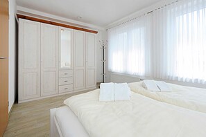 3 habitaciones, escritorio y cuna de viaje 