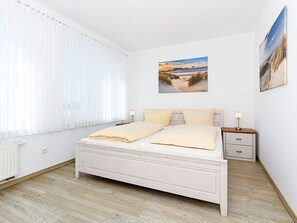 3 makuuhuonetta, työpöytä, vauvan matkasänky
