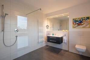 Een douche, een haardroger, handdoeken, zeep