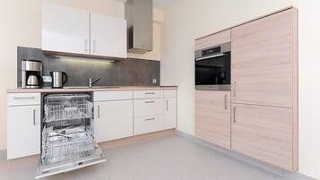 Kühlschrank, Mikrowelle, Ofen, Geschirrspüler