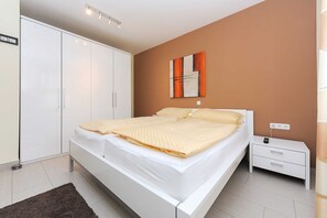 1 bedroom, travel crib, WiFi