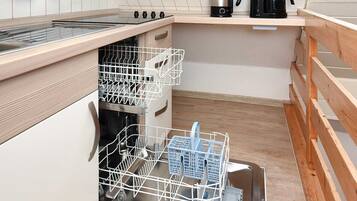 Kühlschrank, Mikrowelle, Geschirrspüler, Hochstuhl