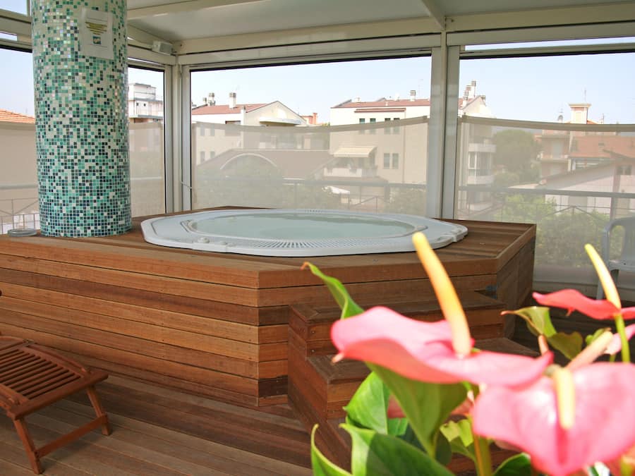 Bañera de hidromasaje al aire libre