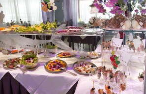 Tägliches Frühstücksbuffet (12 EUR pro Person)