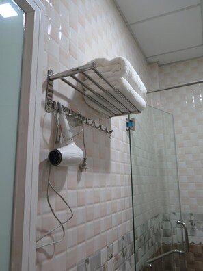 淋浴设施、免费洗浴用品、吹风机、拖鞋
