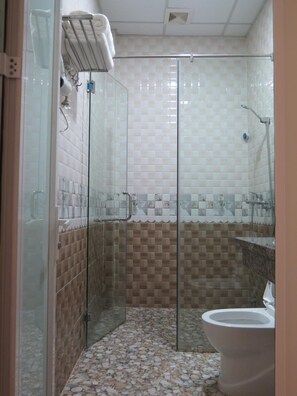 Shower, free toiletries, hair dryer, slippers - Ha Giang 1 Hostel (Ha Giang)