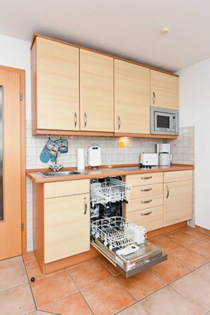 Køleskab, mikrobølgeovn, opvaskemaskine, kaffe-/temaskine