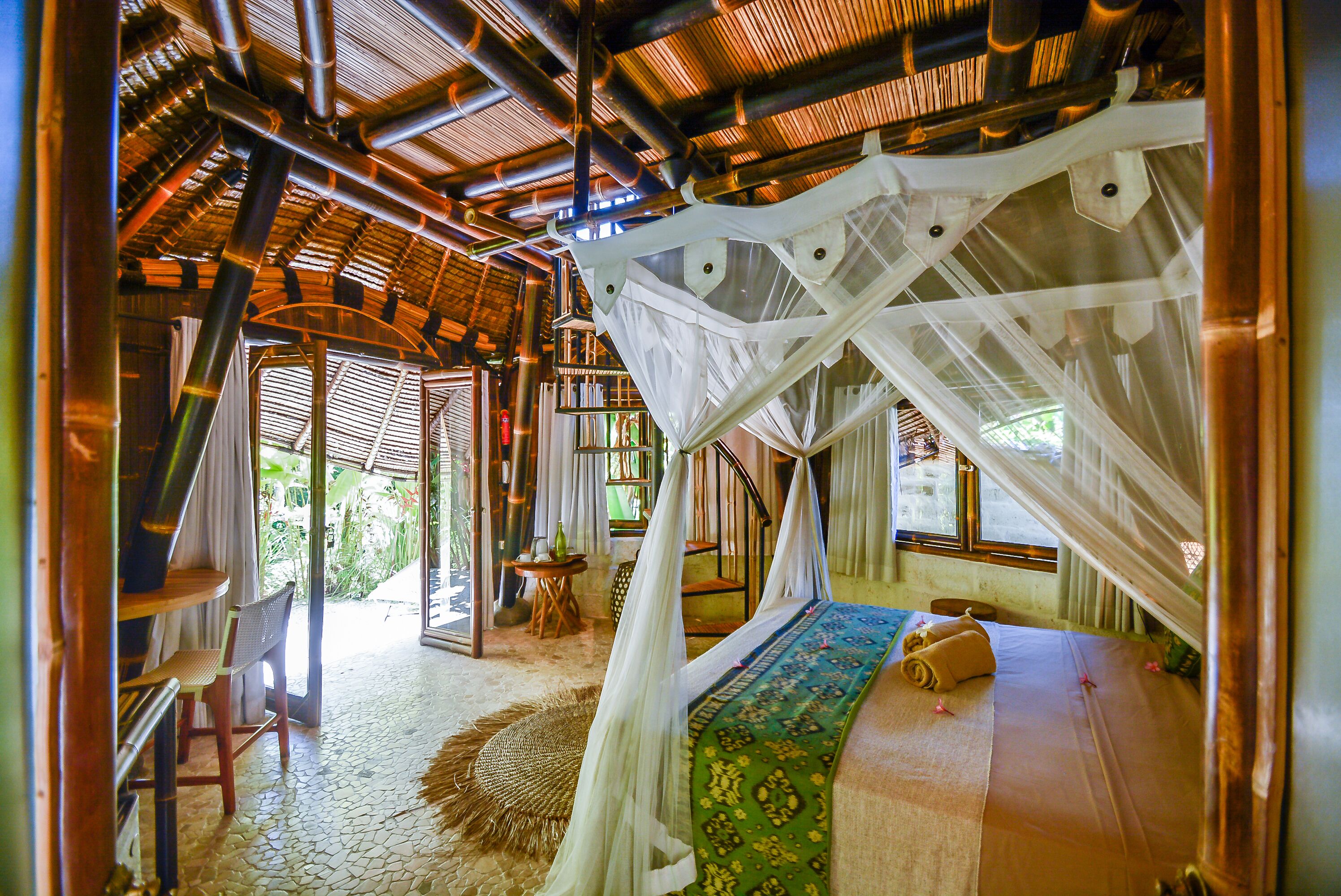 Semi-Open Bungalow | Minibaari, tallelokero huoneessa, työpöytä, lisävuoteet