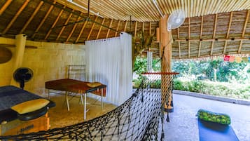 Bañera de hidromasaje al aire libre
