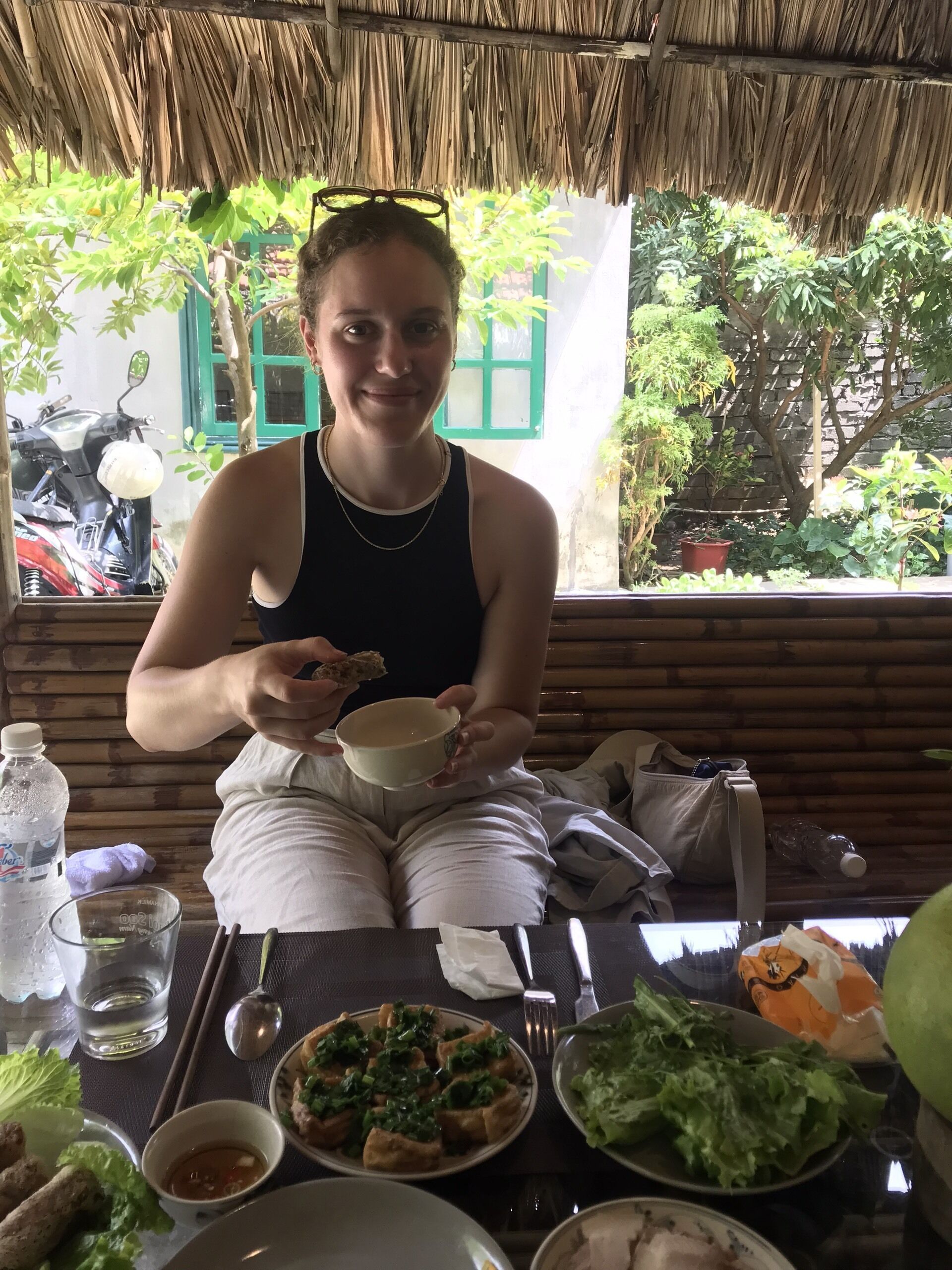 Phục vụ bữa sáng, bữa trưa, bữa tối, đặc sản địa phương 