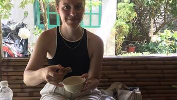 Phục vụ bữa sáng, bữa trưa, bữa tối, đặc sản địa phương