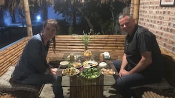 Se sirven desayunos, almuerzos y cenas; cocina local