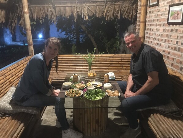 Serveert ontbijt, lunch, diner, lokale gerechten