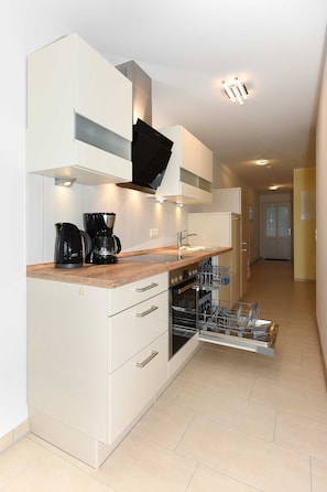 Kühlschrank, Mikrowelle, Ofen, Geschirrspüler