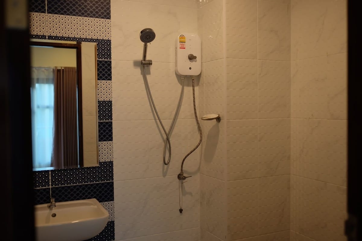 shower, free toiletries, towels
