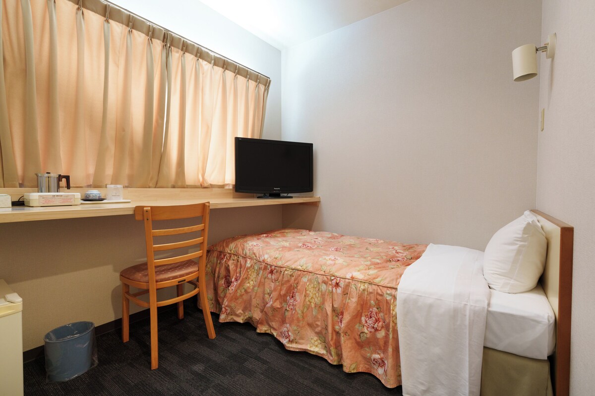 Western Style Single Room | In-room safe, desk, WiFi (free)