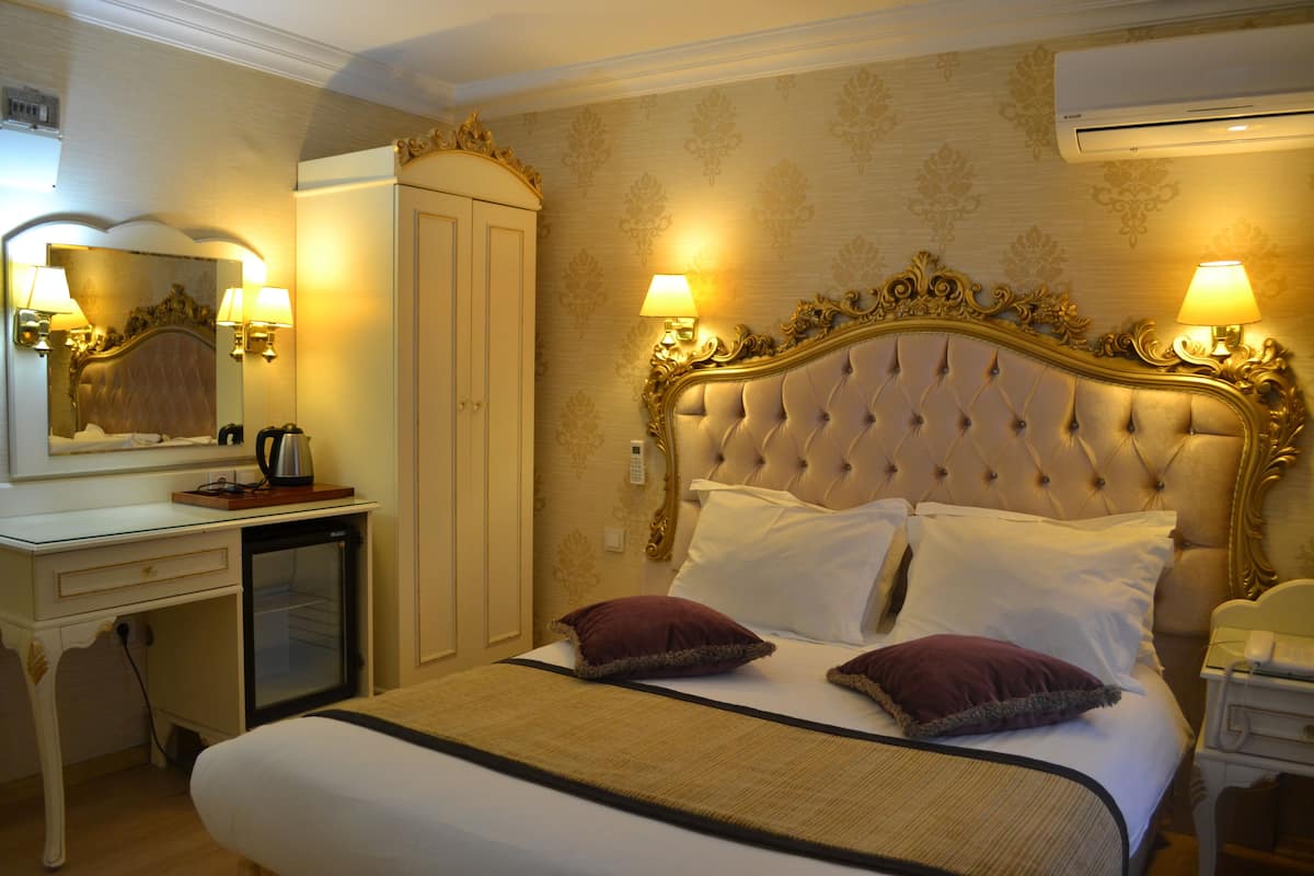 Standard Room, 1 Double Bed, City View | Minibar, in-room safe, desk, cribs (surcharge)