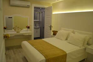 Kamar Ekonomi, 1 Tempat Tidur Double | Minibar, brankas, meja kerja, dan tempat tidur bayi (biaya tambahan)