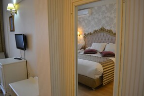 Kamar Triple Deluks, Beberapa Tempat Tidur | Minibar, brankas, meja kerja, dan tempat tidur bayi (biaya tambahan)