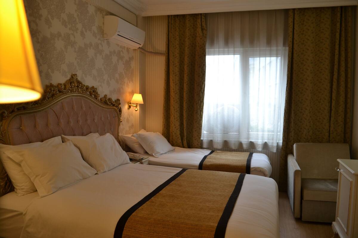 Deluxe Triple Room, Multiple Beds | Minibar, in-room safe, desk, cribs (surcharge)