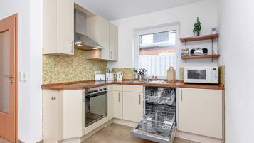 Een koelkast, een microgolfoven, een oven, een vaatwasser