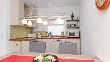 Een koelkast, een microgolfoven, een oven, een vaatwasser