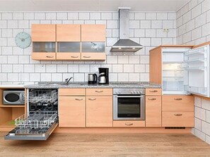 Kühlschrank, Mikrowelle, Ofen, Geschirrspüler