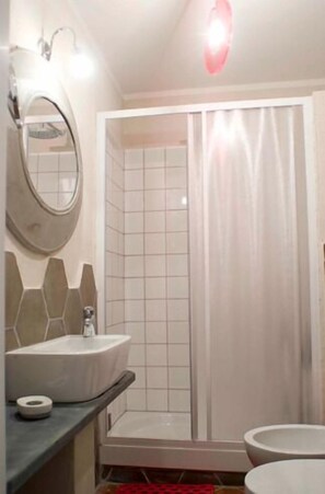 Een douche, gratis toiletartikelen, een haardroger, een bidet