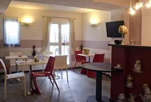 Petit déjeuner buffet (7.50 EUR par personne)