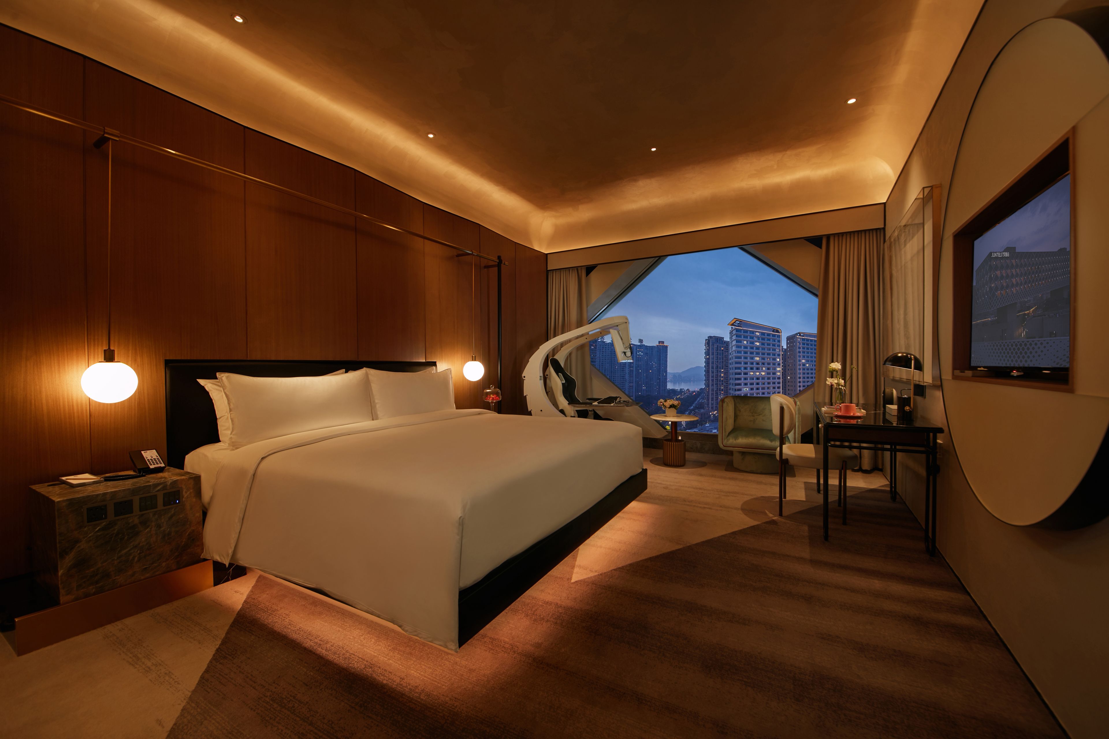 e-sports room | minibar, in-room safe, desk, blackout curtains