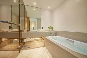 Ensemble douche/baignoire, articles de toilette gratuits, sèche-cheveux
