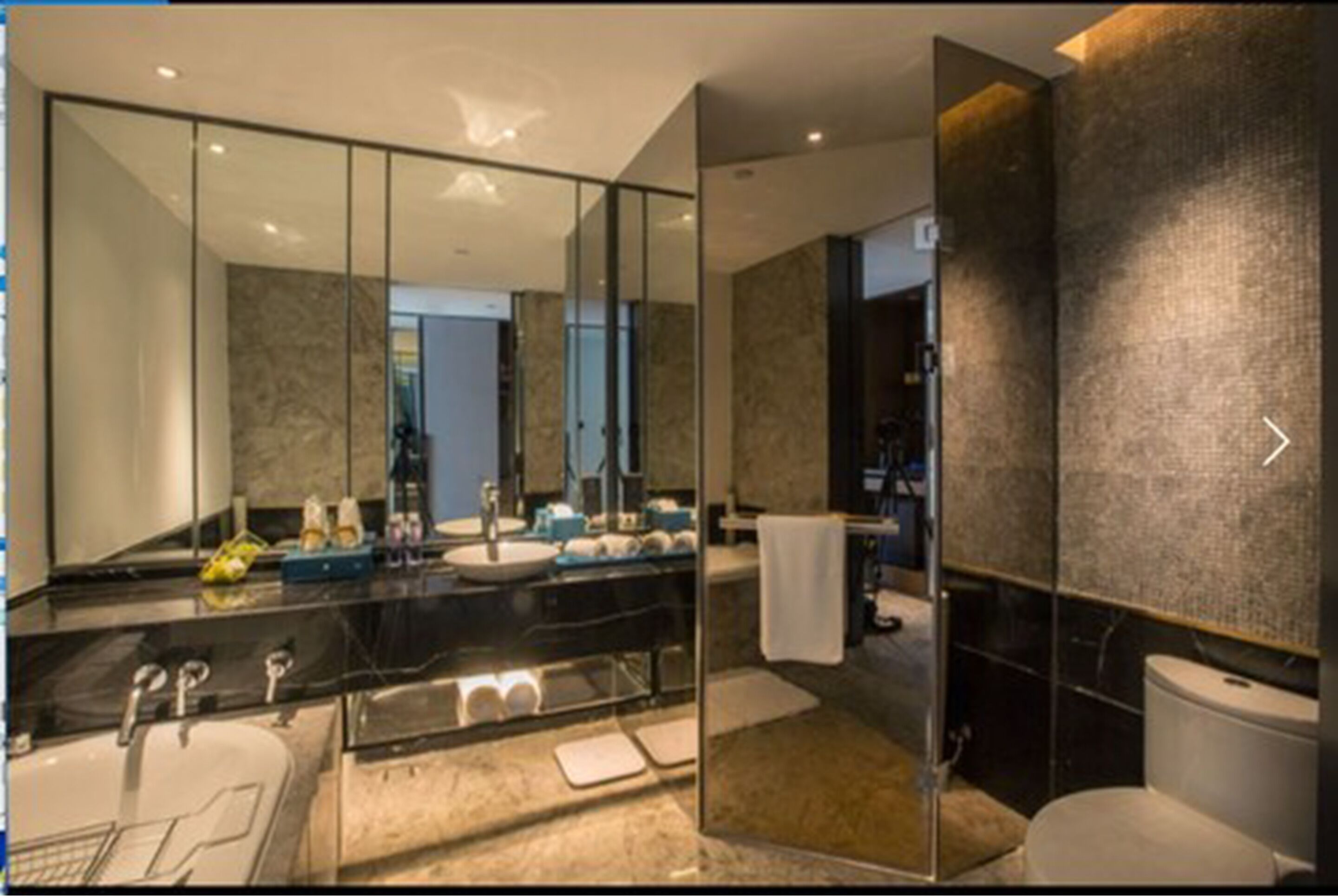 art·comfort king room  | bathroom | combined shower/bathtub, free toiletries, hair dryer, dressing gowns