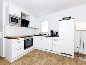 Kühlschrank, Ofen, Geschirrspüler, Wasserkocher mit Kaffee-/Teezubehör