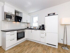 Wasserkocher mit Kaffee-/Teezubehör, Kühlschrank, Ofen, Geschirrspüler