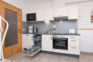 Kühlschrank, Mikrowelle, Ofen, Geschirrspüler