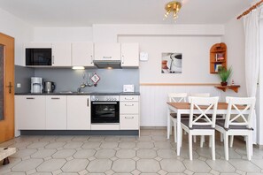 Kühlschrank, Mikrowelle, Ofen, Geschirrspüler