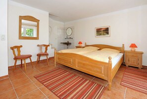 2 عدّة غرف نوم وسرير سفر