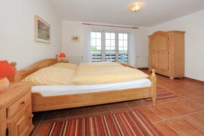 2 Schlafzimmer, Reisekinderbett
