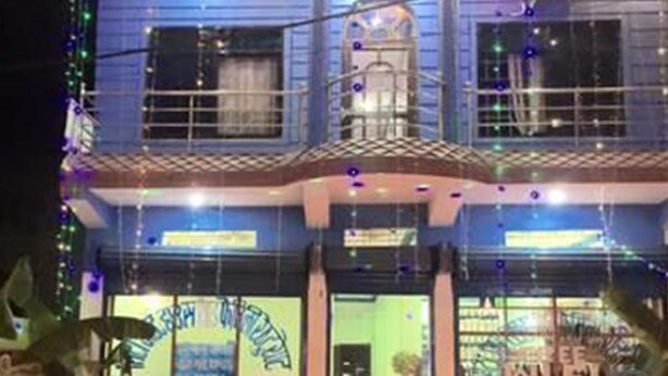 Un edificio con un cartel que dice 'Hotel'.