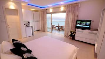 Minibar, meja kerja, kedap suara, dan Wi-Fi gratis