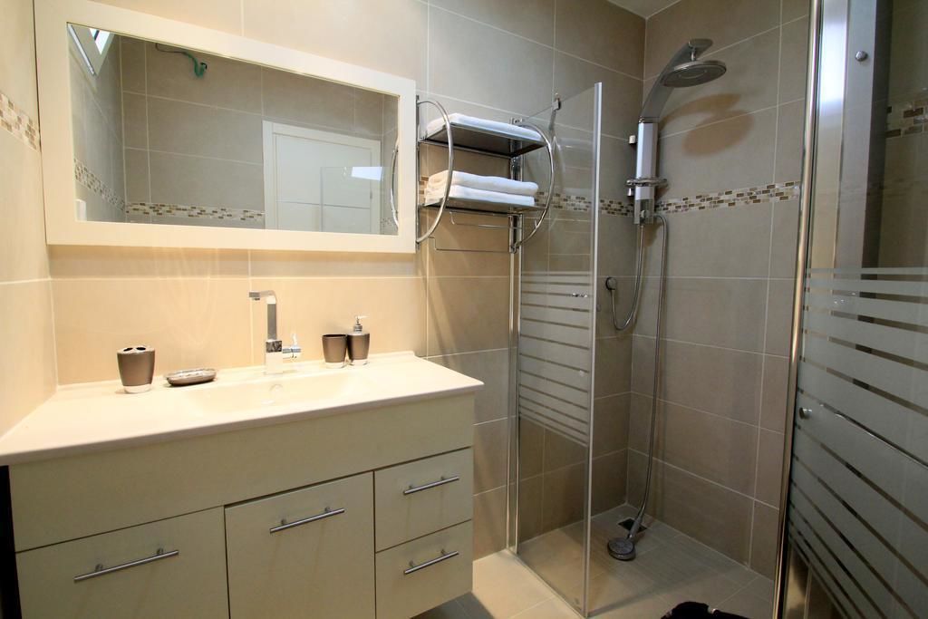 Douche, articles de toilette gratuits, serviettes fournies