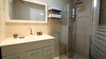 Douche, articles de toilette gratuits, serviettes fournies
