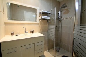 Douche, articles de toilette gratuits, serviettes fournies