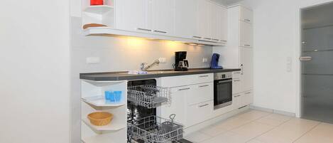 冷蔵庫、電子レンジ、オーブン、食器洗い機