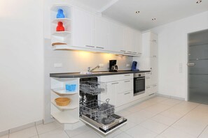 Kühlschrank, Mikrowelle, Ofen, Geschirrspüler