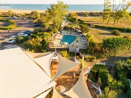 2 piscinas externas, guarda-sóis, espreguiçadeiras