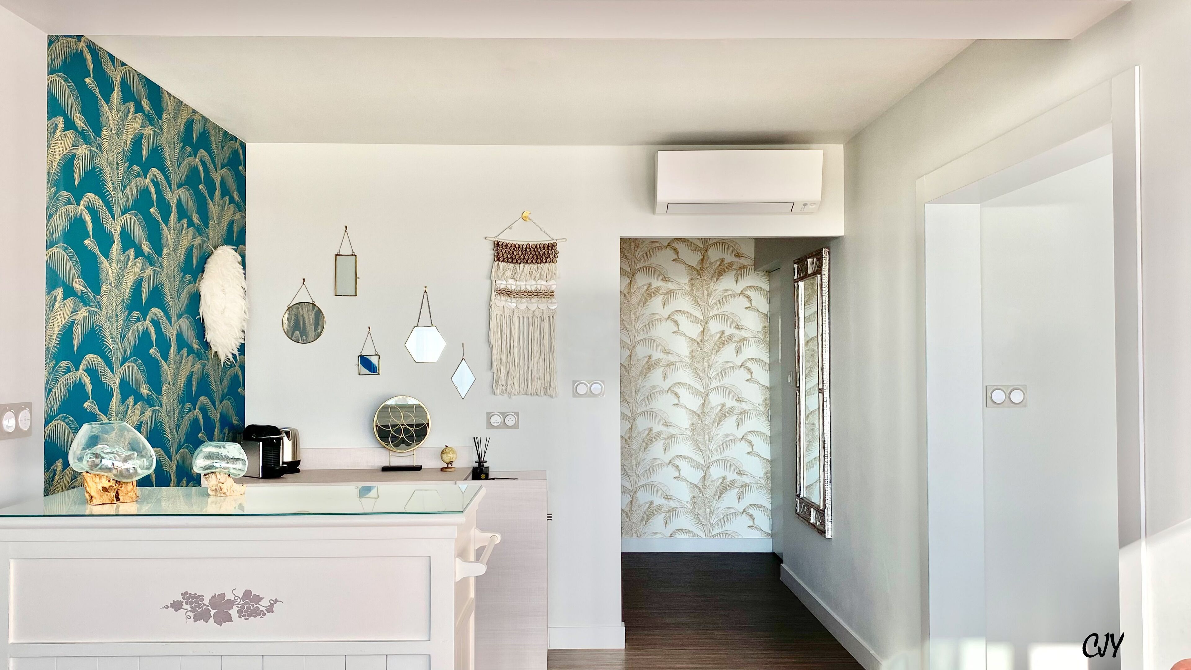 suite | living area | flat-screen tv