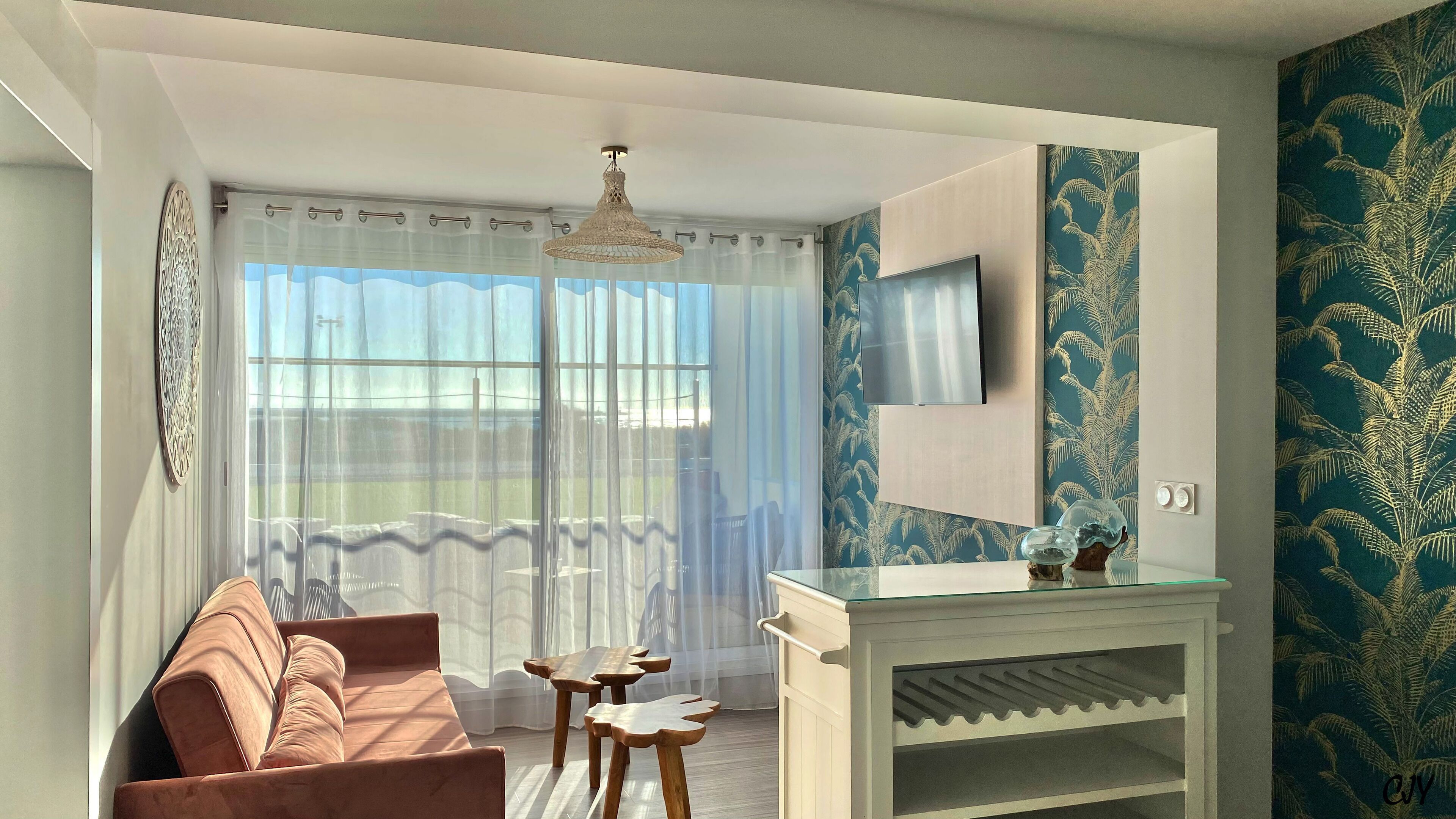 suite | living area | flat-screen tv